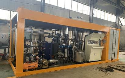 What are the characteristics of the colored asphalt production tank